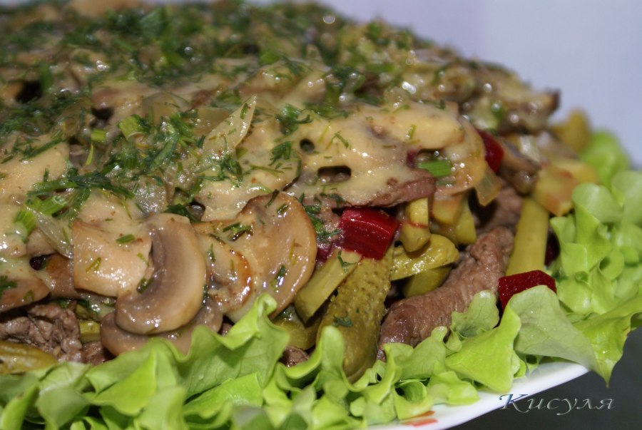 Мясной салат с грибами