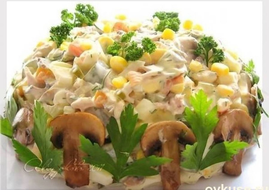Салат с курицей кукурузой и шампиньонами