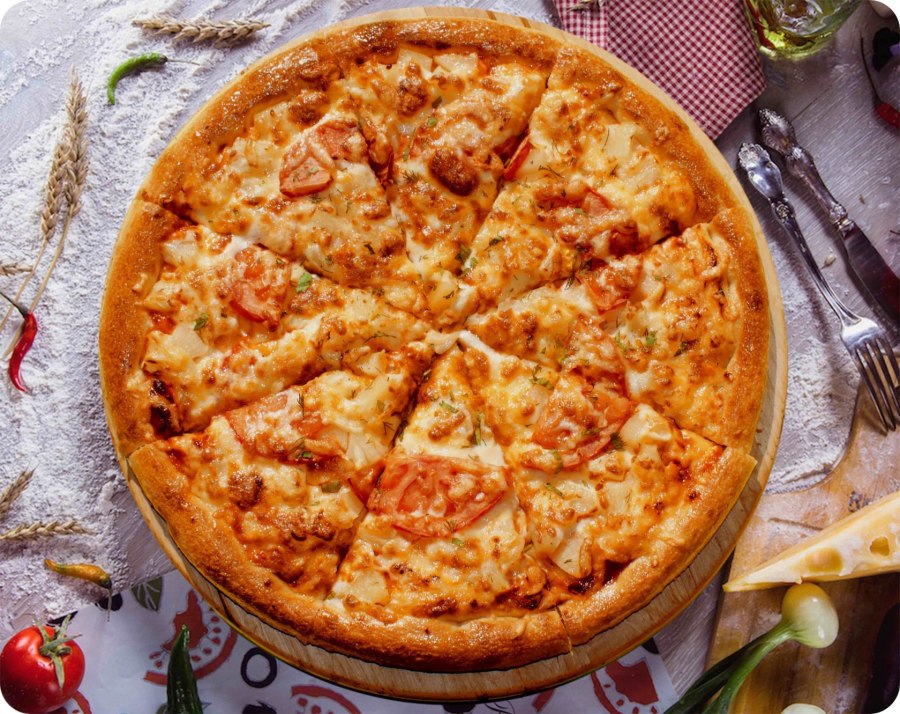 Мясная пицца с помидорами