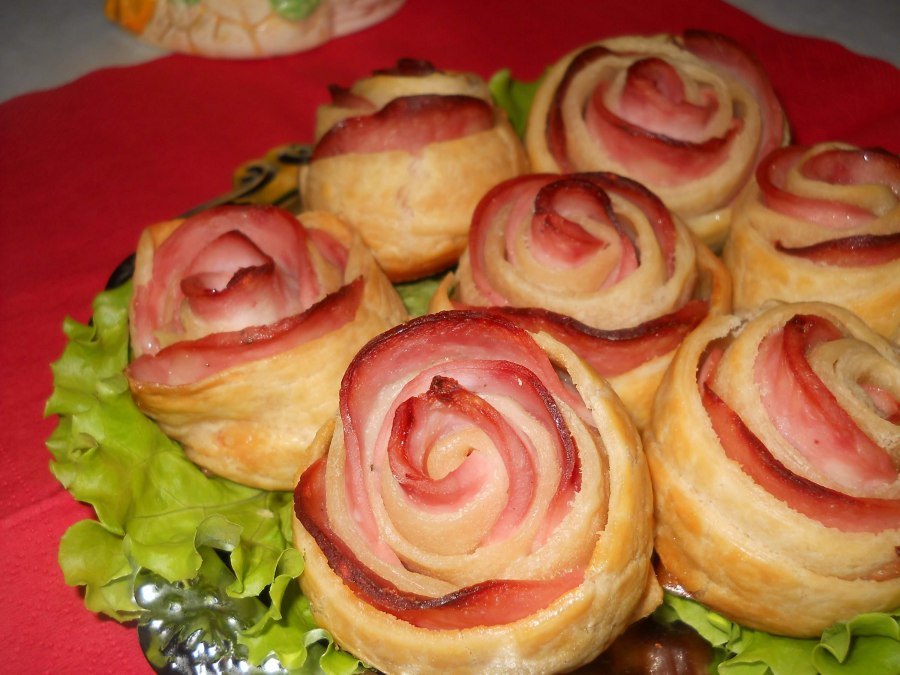 Слойки с колбасой и сыром