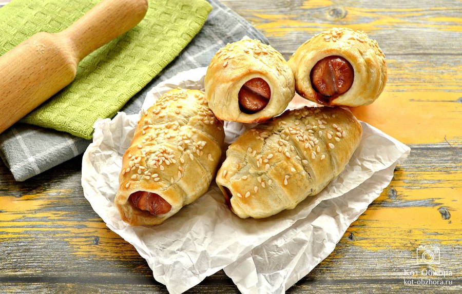 Слойки с колбасой и сыром