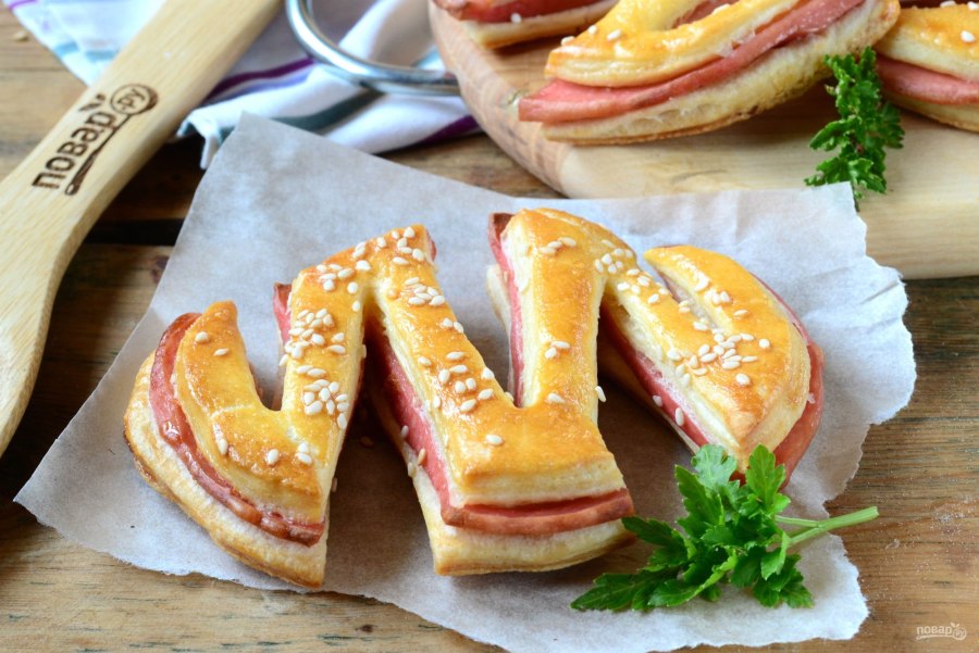 Слойки с колбасой и сыром