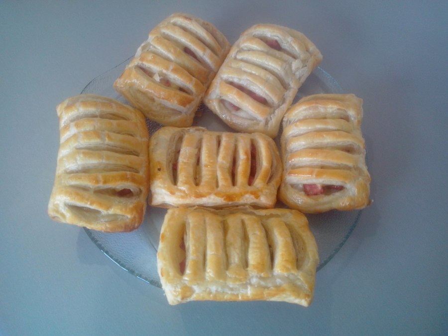 Слойка с колбасой и сыром