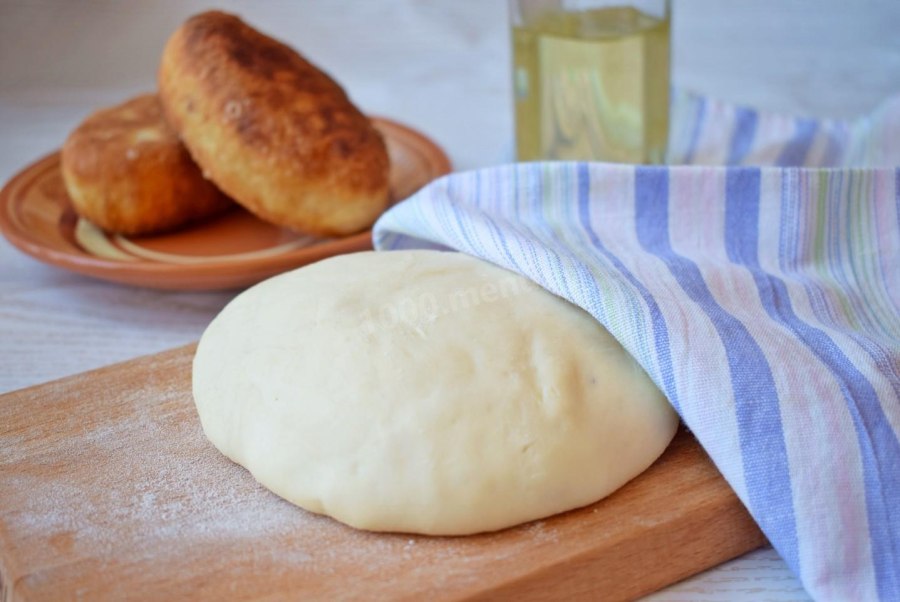 Замешать тесто на оладьи из рисовой муки и овсяными хлопьями