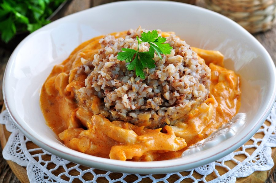 Вареная курица с гречкой