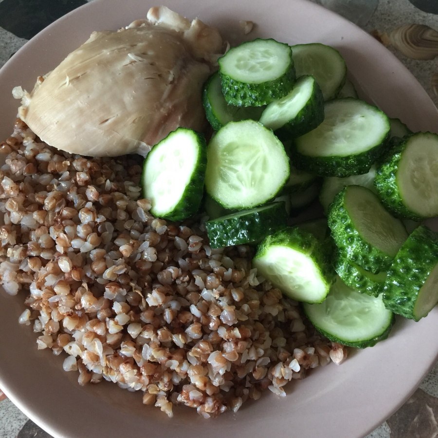 Куриная грудка с гречкой