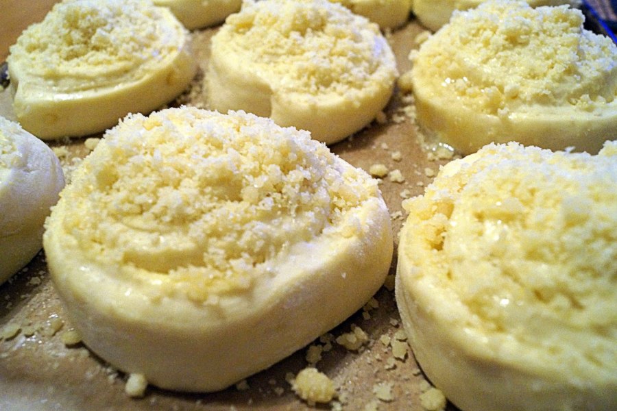 Сдобные булочки с посыпкой