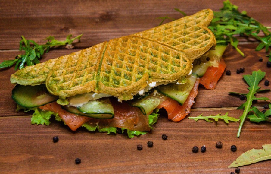 Вафли с рыбой и авокадо