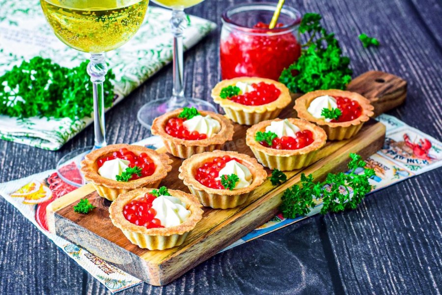 Тарталетки с красной икрой и творожным