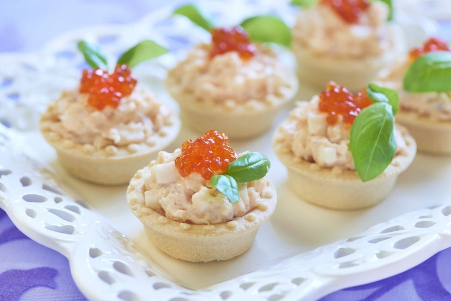 Блинные корзиночки с красной рыбой