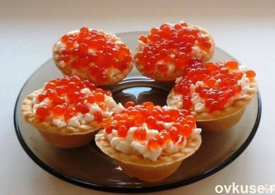 Тарталетки с красной икрой и творожным сыром
