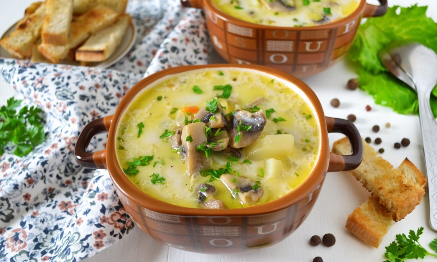 Сырный суп с грибами и курицей