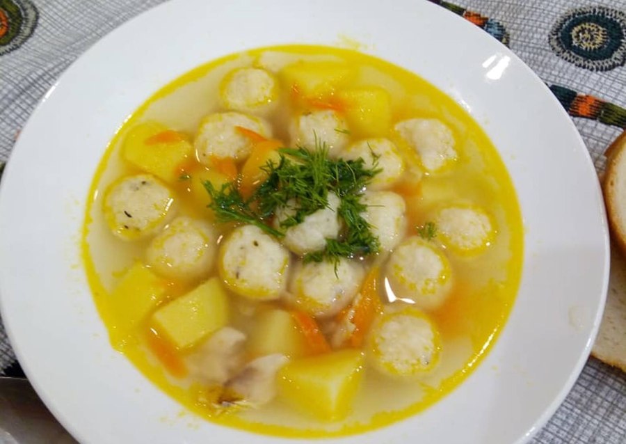 Куриный бульон с манными клецками
