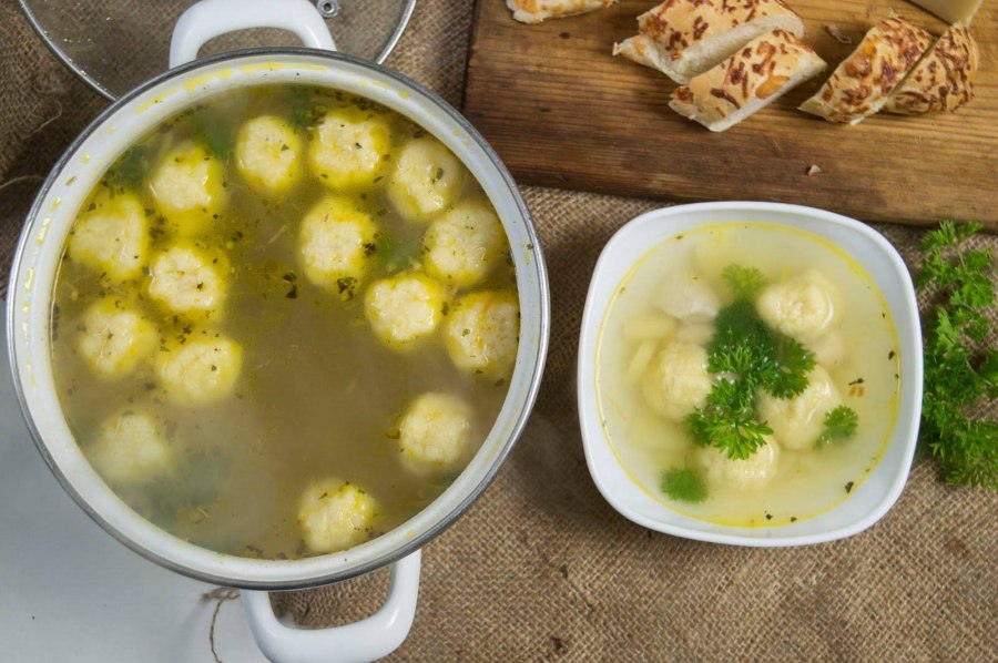 Суп с галушками клецками