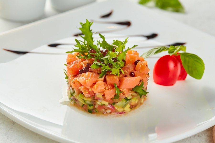 Тартар из лосося с каперсами и красным луком