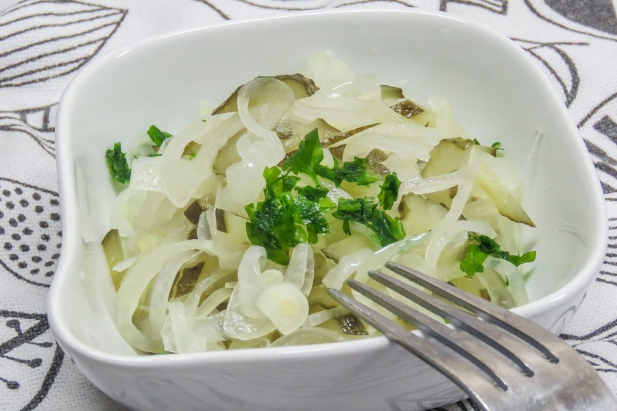 Шашлык с маринованным луком