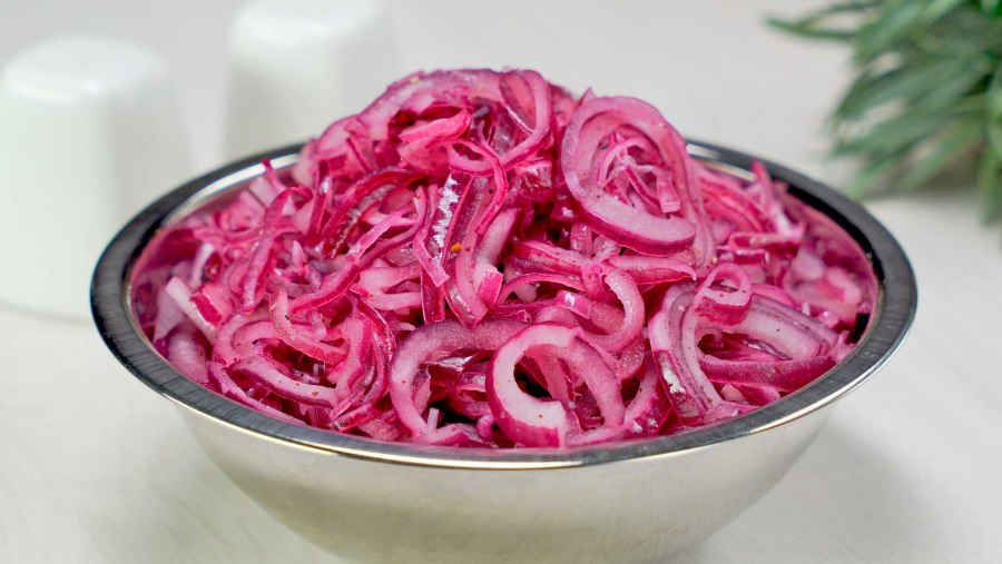 Лук маринованный сверху