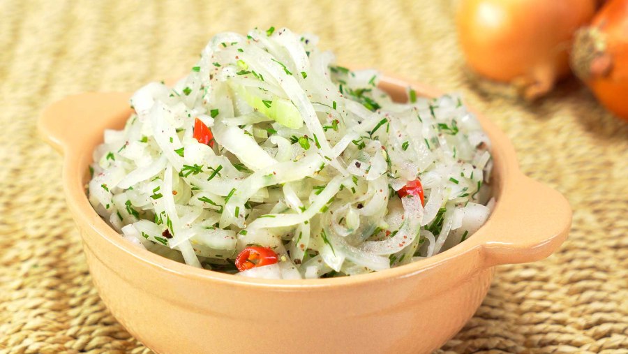 Маринованный лук с зеленью