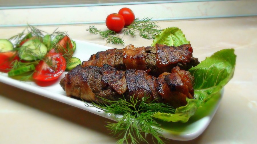 Мясо по-ирландски в беконе