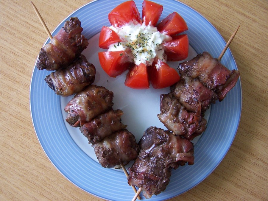Шашлычки с беконом на шпажках