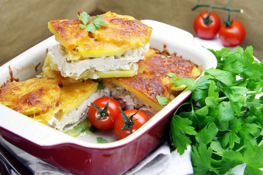 Филе курицы с ананасами и сыром в духовке