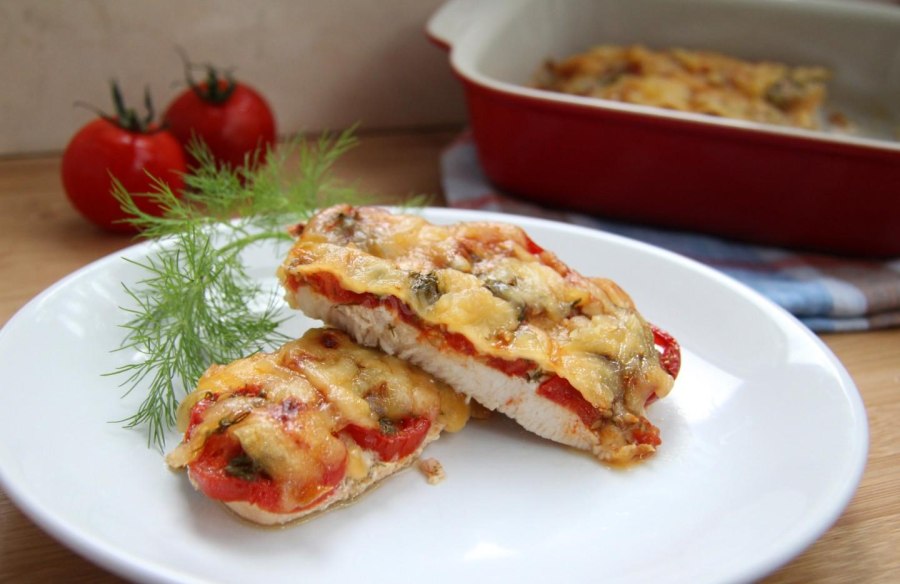 Куриная грудка под сыром с помидорами