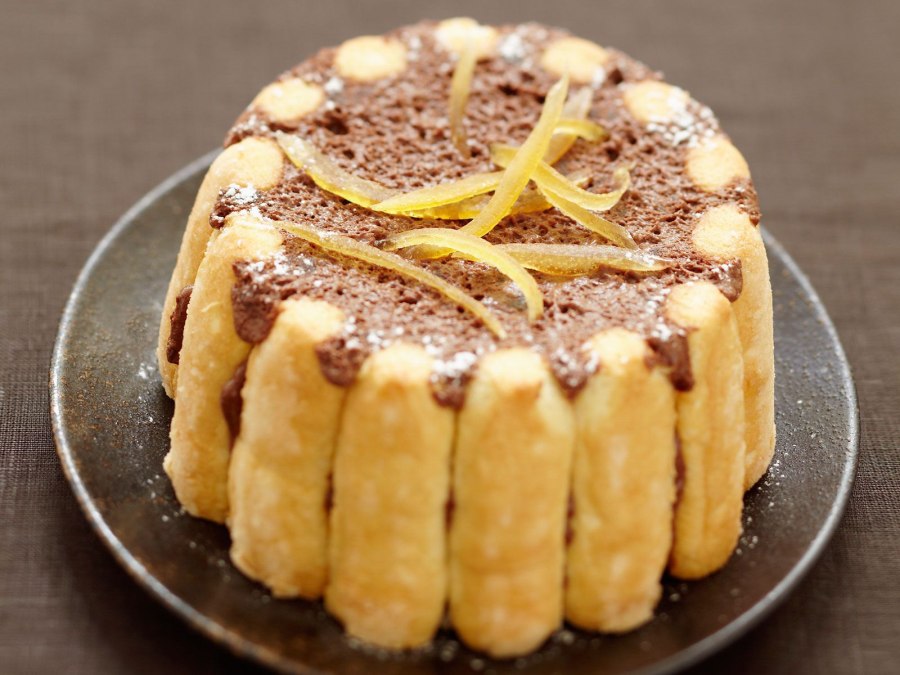 Шарлотка с яблоками и орехами