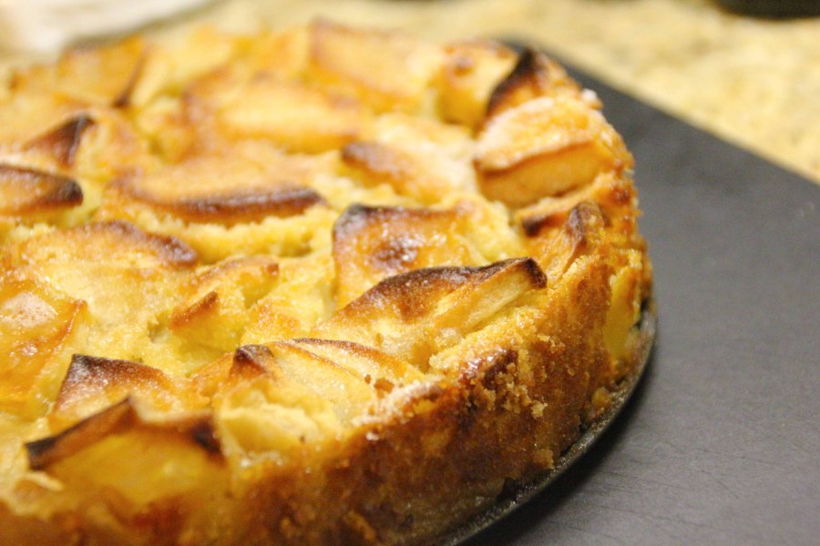 Украшение шарлотки яблоками