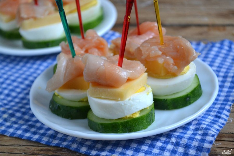Канапешки на шпажках с красной рыбой