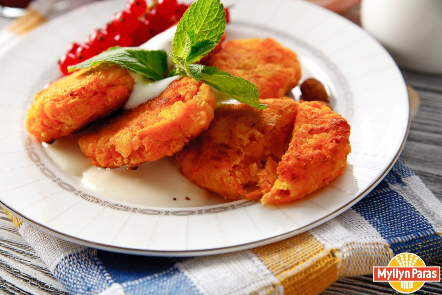Котлеты морковные с молочным соусом