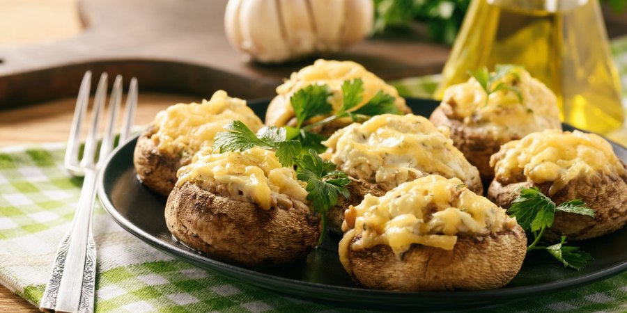 Шампиньоны фаршированные сыром сулугуни