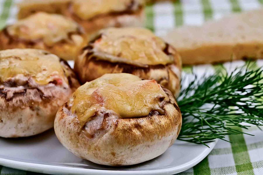 Шампиньоны фаршированные фаршем запеченные