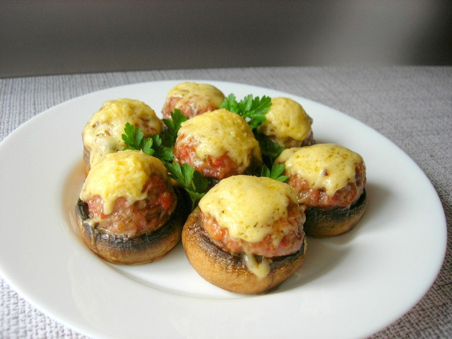 Фаршированные шампиньоны шкварками