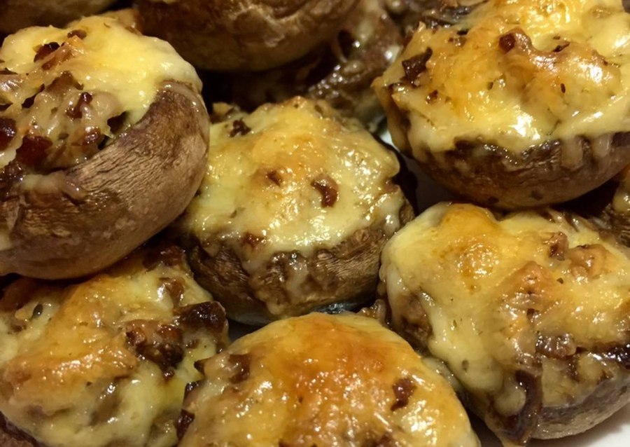 Фаршированные шампиньоны в духовке с сыром и курицей