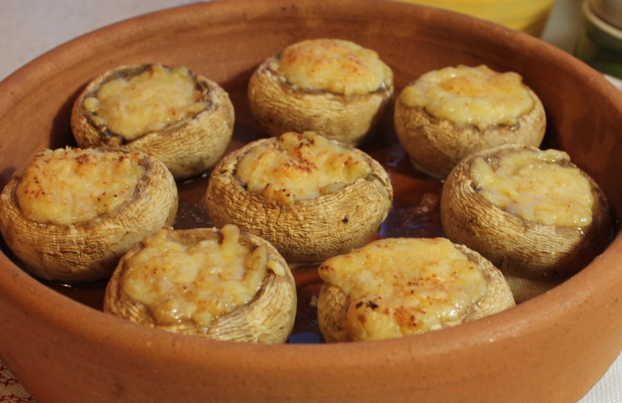 Iампиньоны, запеченные с пармезаном.