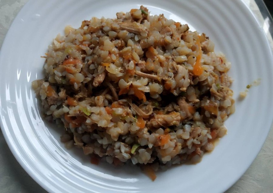 Гречка с морковкой и тушенкой