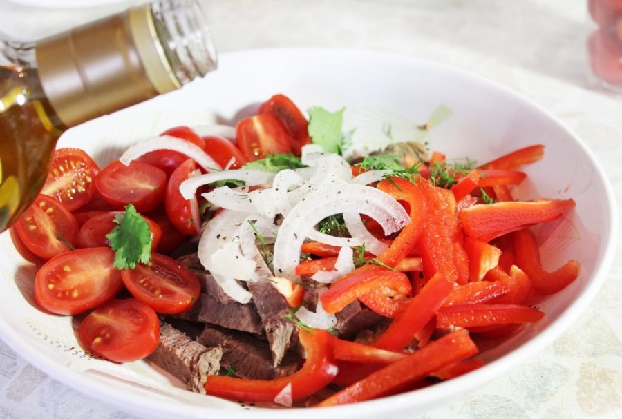 Салат с говядиной и печеными овощами