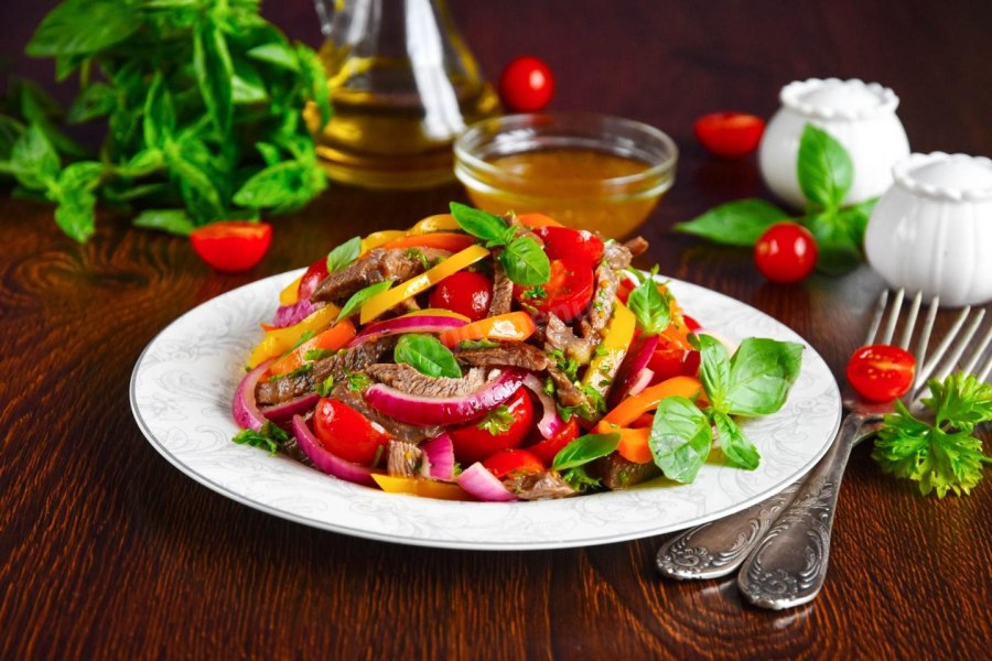 Горячий салат с говядиной и овощами