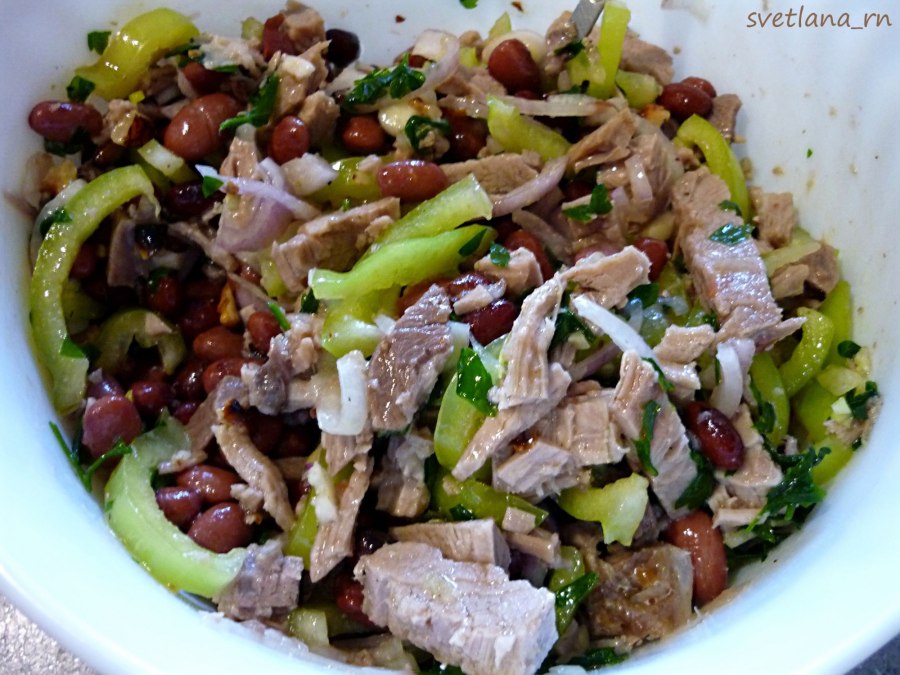 Салат с фасолью и мясом