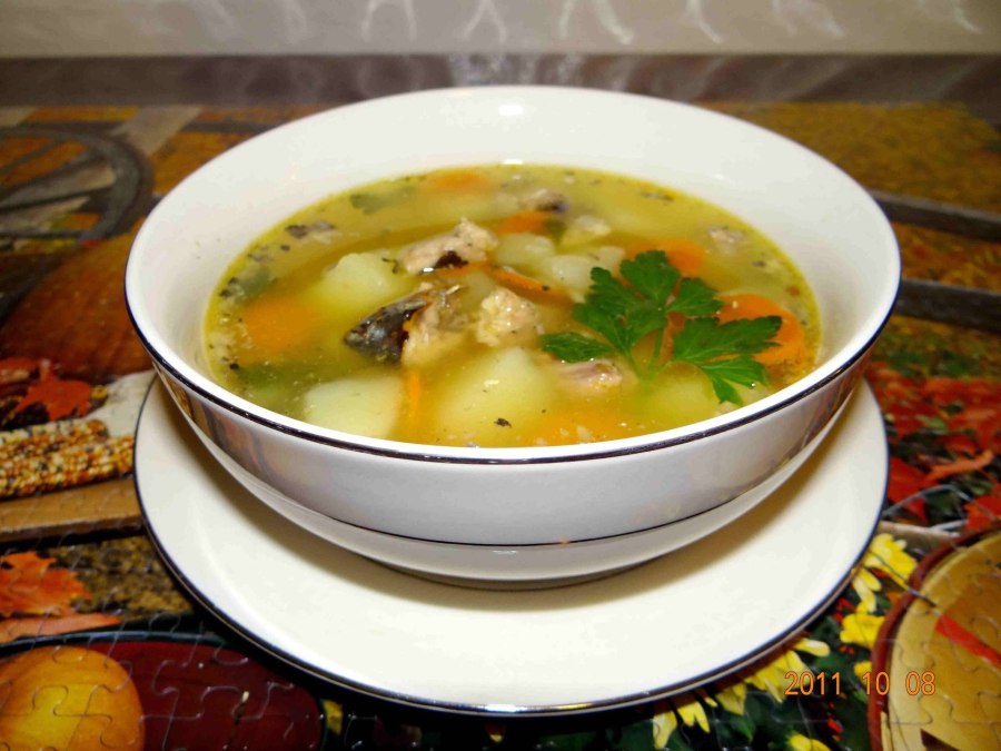 Уха из консервы с пшеном