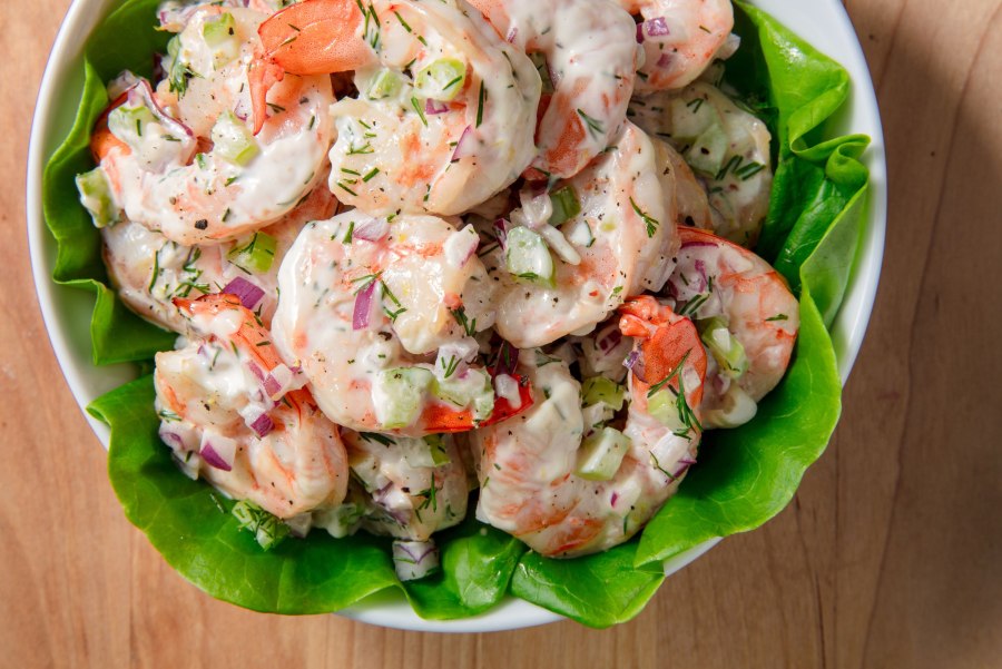 Салат с креветками и оливками