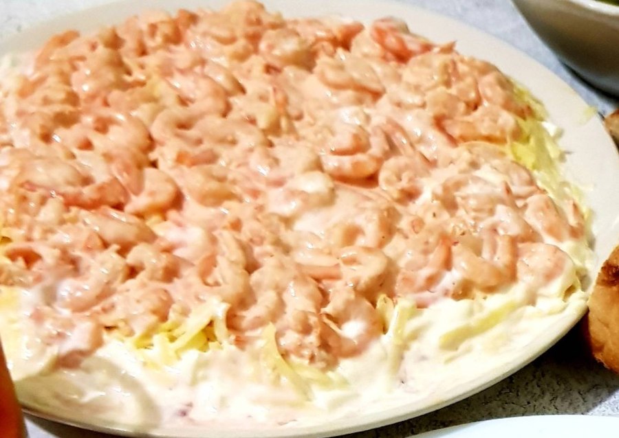 Салат Цезарь с яйцом пашот