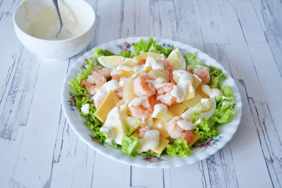 Салат с морепродуктами и овощами