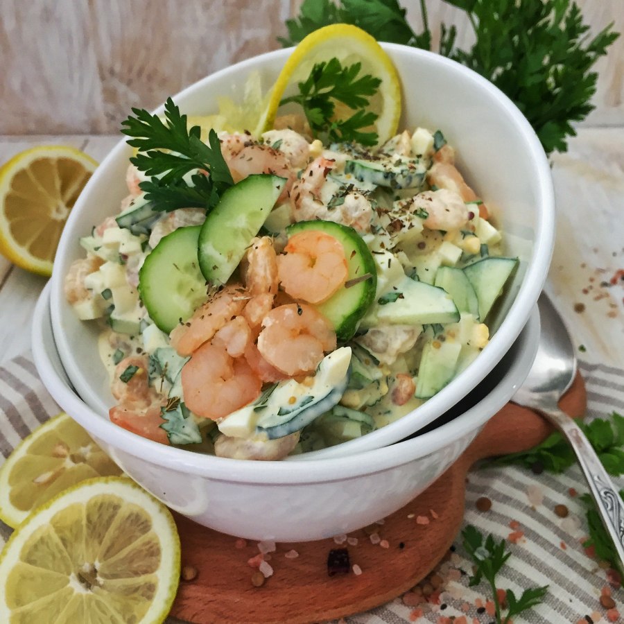 Салат с креветками и кукурузой