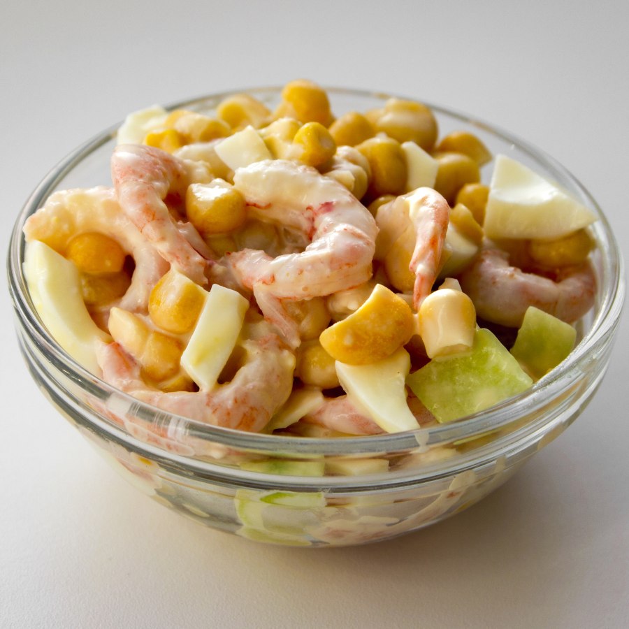 Салат с кальмарами и креветками