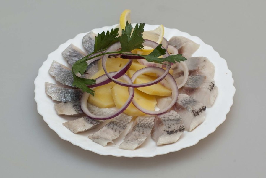 Салат картофельный с солеными огурцами