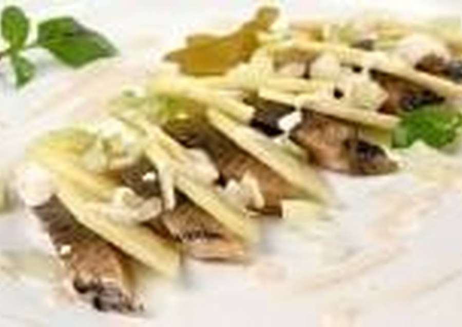 Теплый салат с селедкой и картофелем