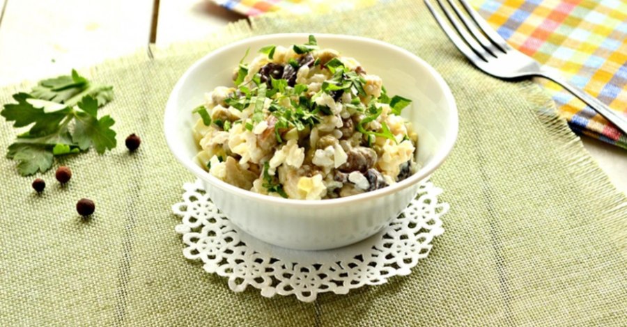 Салат куриный с грибами