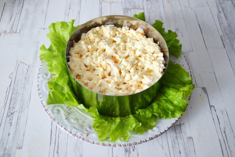 Слоёный салат с курицей