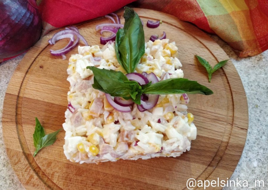 Салат с копченой курицей и рисом